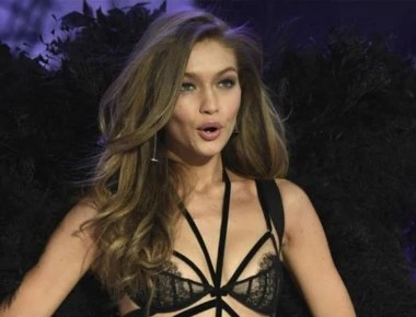 Η προκλητική εμφάνιση της Gigi Hadid στη Μύκονο (εικόνες)